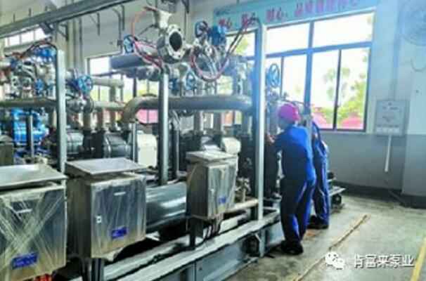 合肥宇涛产业园区管理有限公司生产线员工正在组装化工成套机组